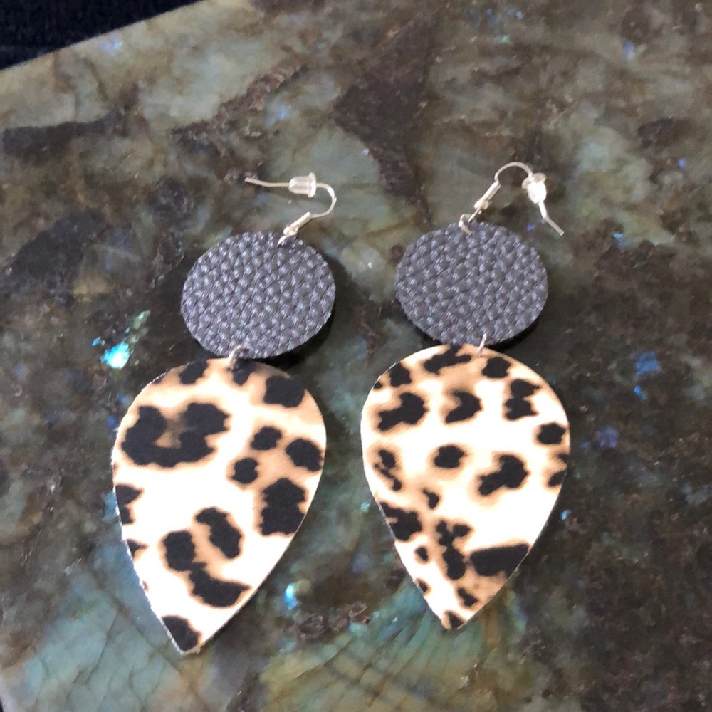 🐆 Leather Mob Wife Teardrop‎ Dangle Leopard Earrings NWOT